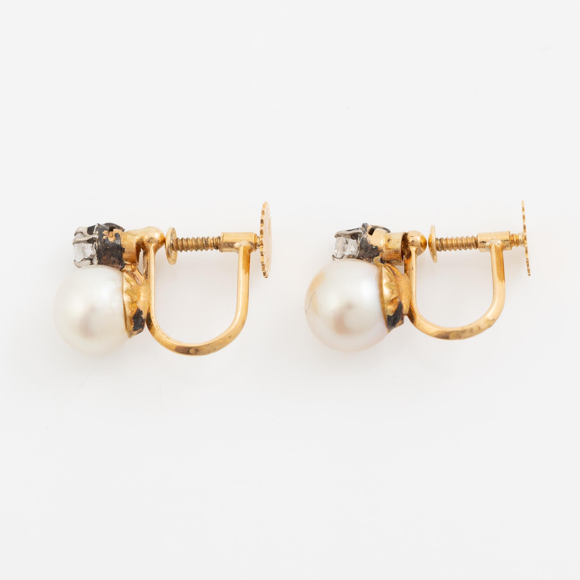 Earrings, a pair, 18K gold, pearls and white faceted stones.