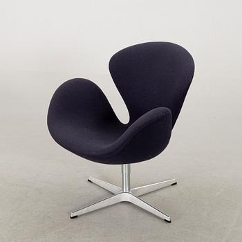 AN ARNE JACOBSEN "THE SWAN" ARMCHAIR, Fritz Hansen 2017.