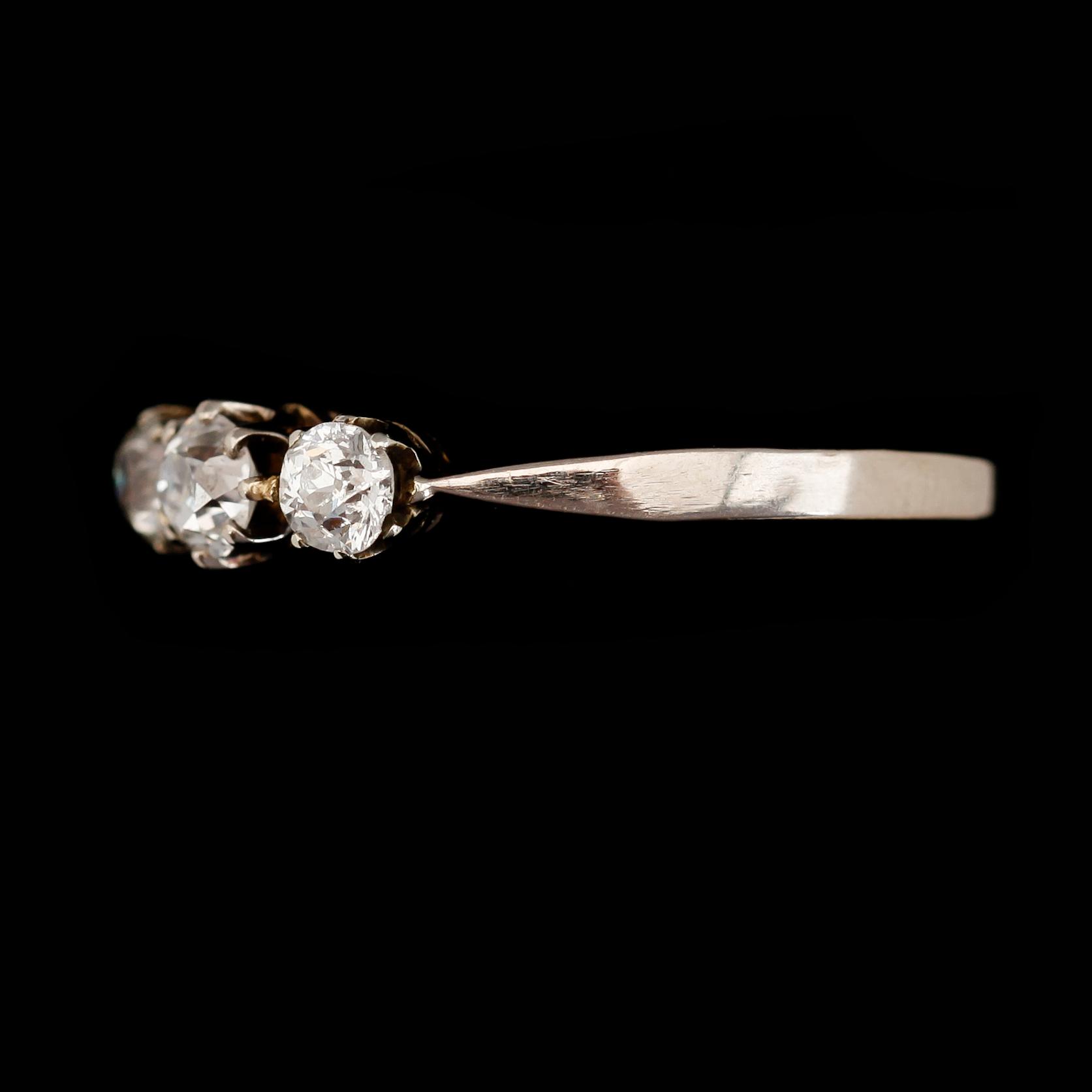 RING, 18K vitguld och gammalslipade diamanter tot ca 0.50 ct, svenska stämplar 1940.