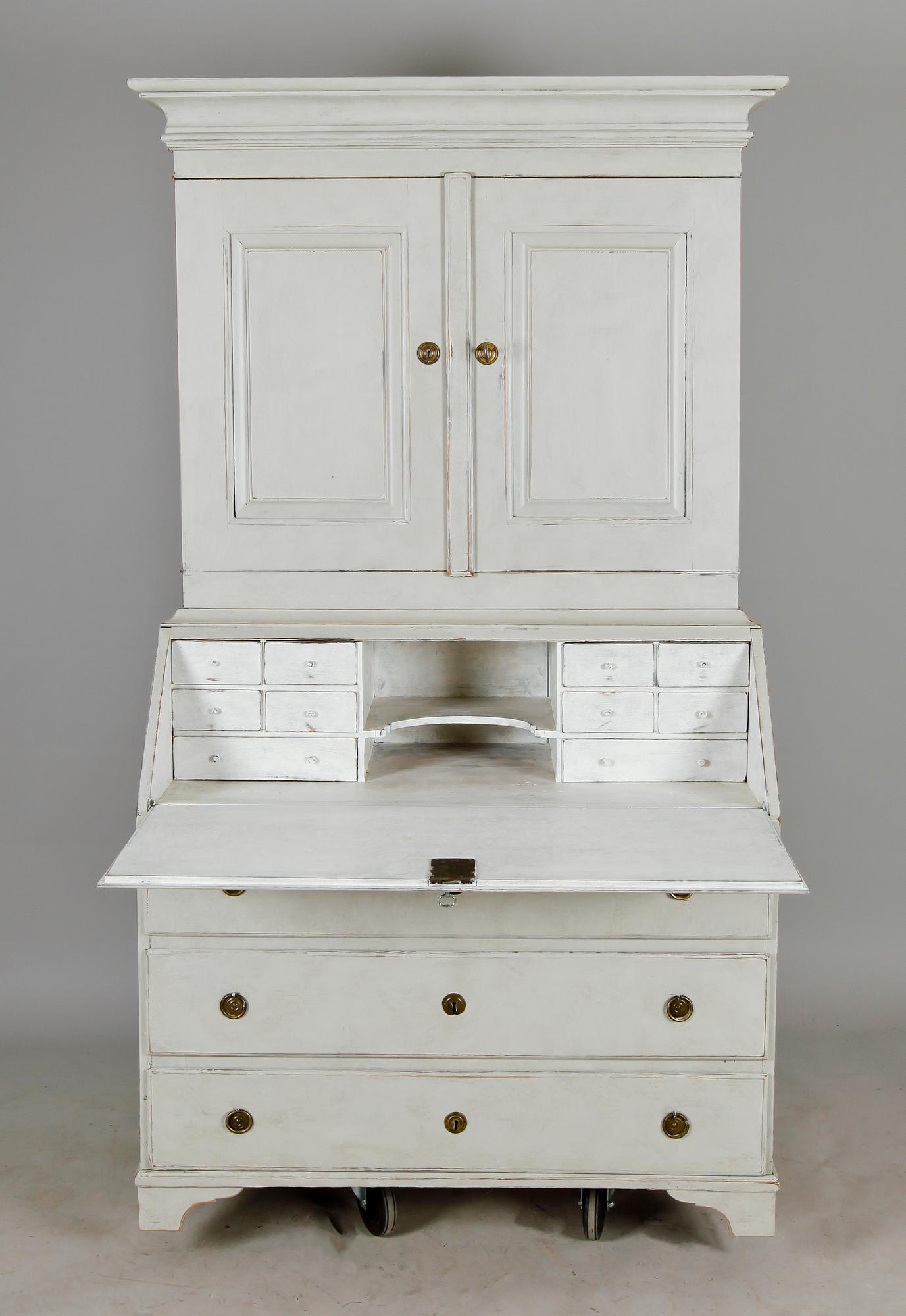 SNEDKLAFFSKÅP, gustaviansk stil, 1800-talets första hälft.