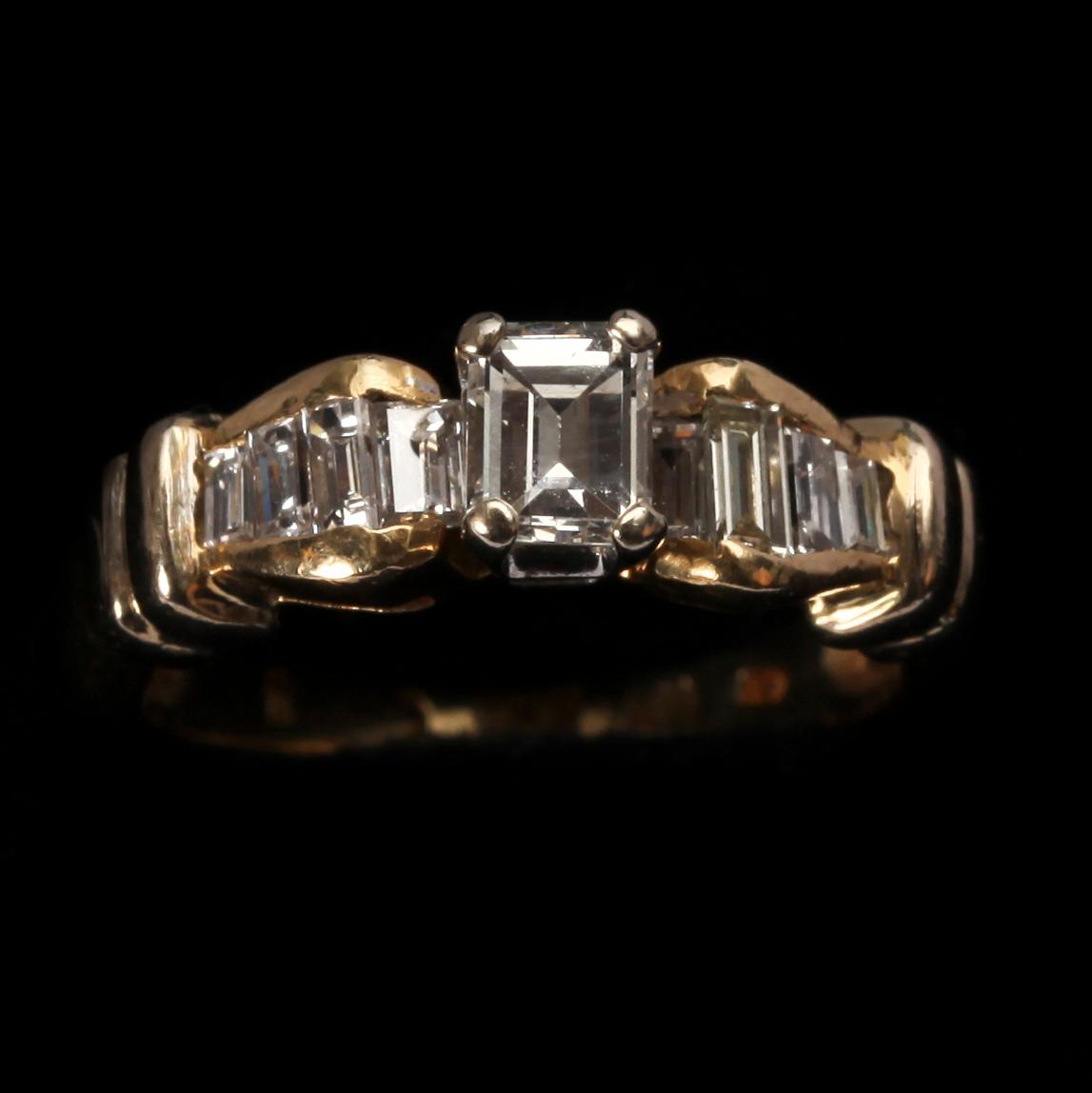 RING, 14k guld med baguettslipade diamanter tot ca 1 ct. Vikt 3,7 g.