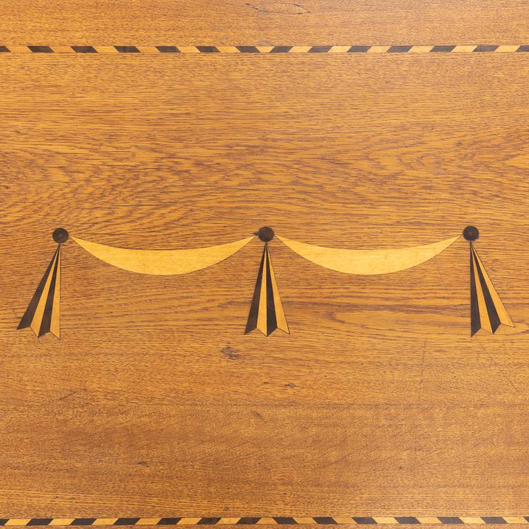 A gate-leg table, first half/mid 20th century.
