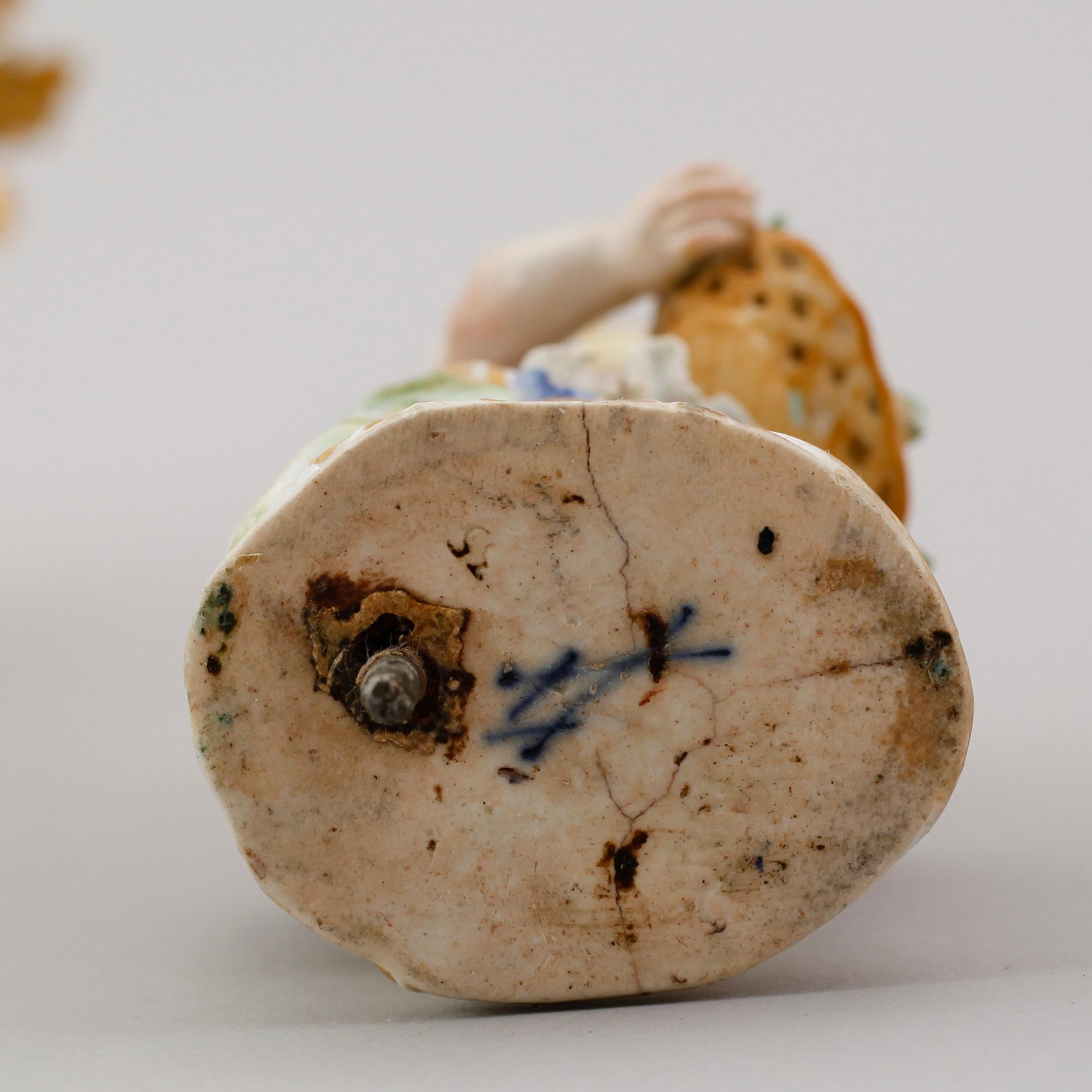 KANDELABRAR, 1 par, rokokostil, 1 par porslinsfigurer, Meissen, 1800-tal.