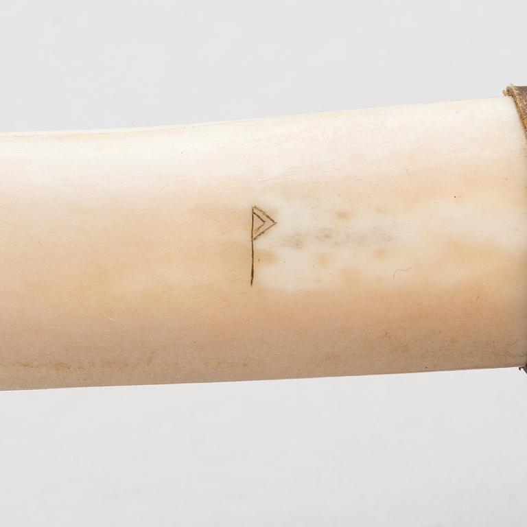 4 puukkoa, signeerattuja, saamenkäsityö / duodji, 1900-luku.