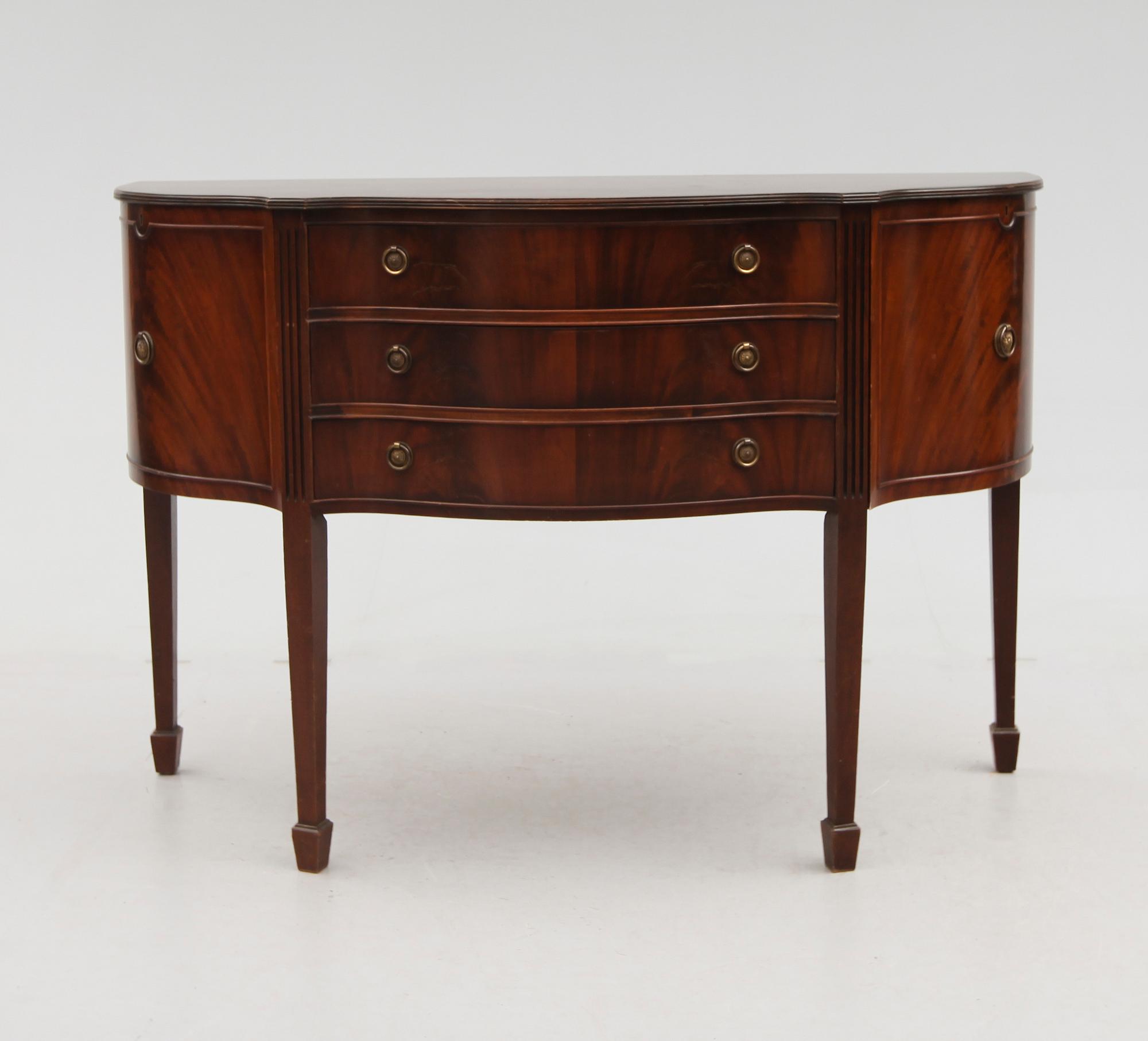 SIDEBOARD, England, 1900-talets mitt.