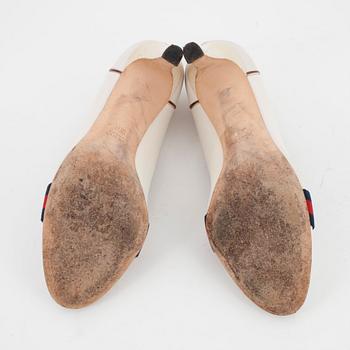 GUCCI, a pair of creme leather pumps. Size 38.
