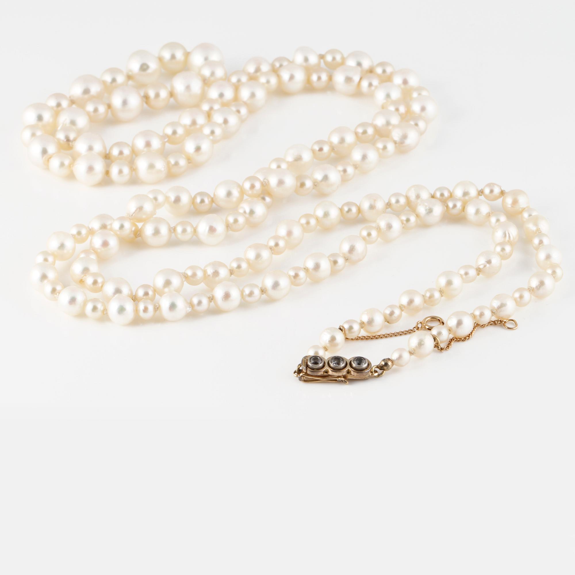 COLLIER, odlade pärlor med lås i 18K guld, GVH, Stockholm, 1943.