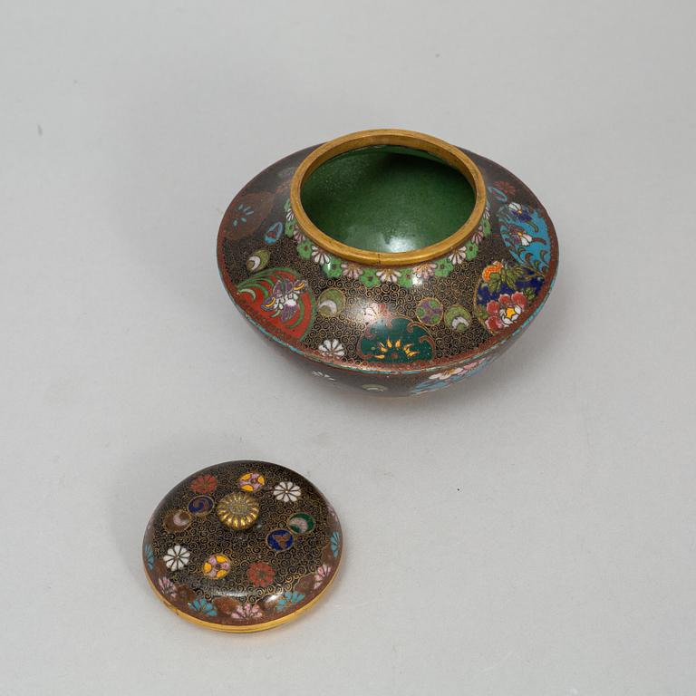 ASK med LOCK, cloisonne. Japan, 1900-tal.