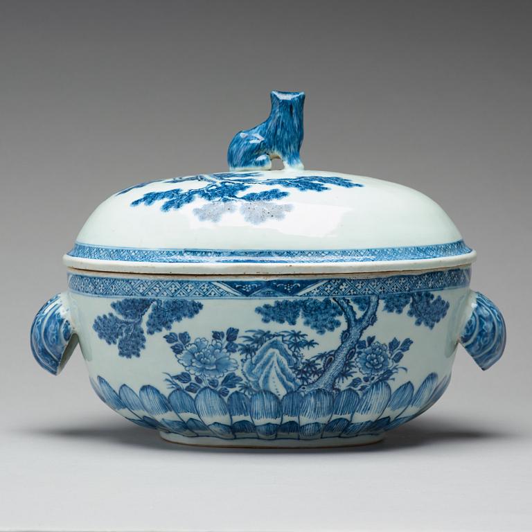 A blue and white tureen with cover, Qing dynasty, Qianlong (1736-95).