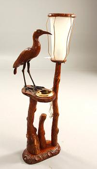 GOLVLAMPA, snidat trä, 1900-talets andra hälft.