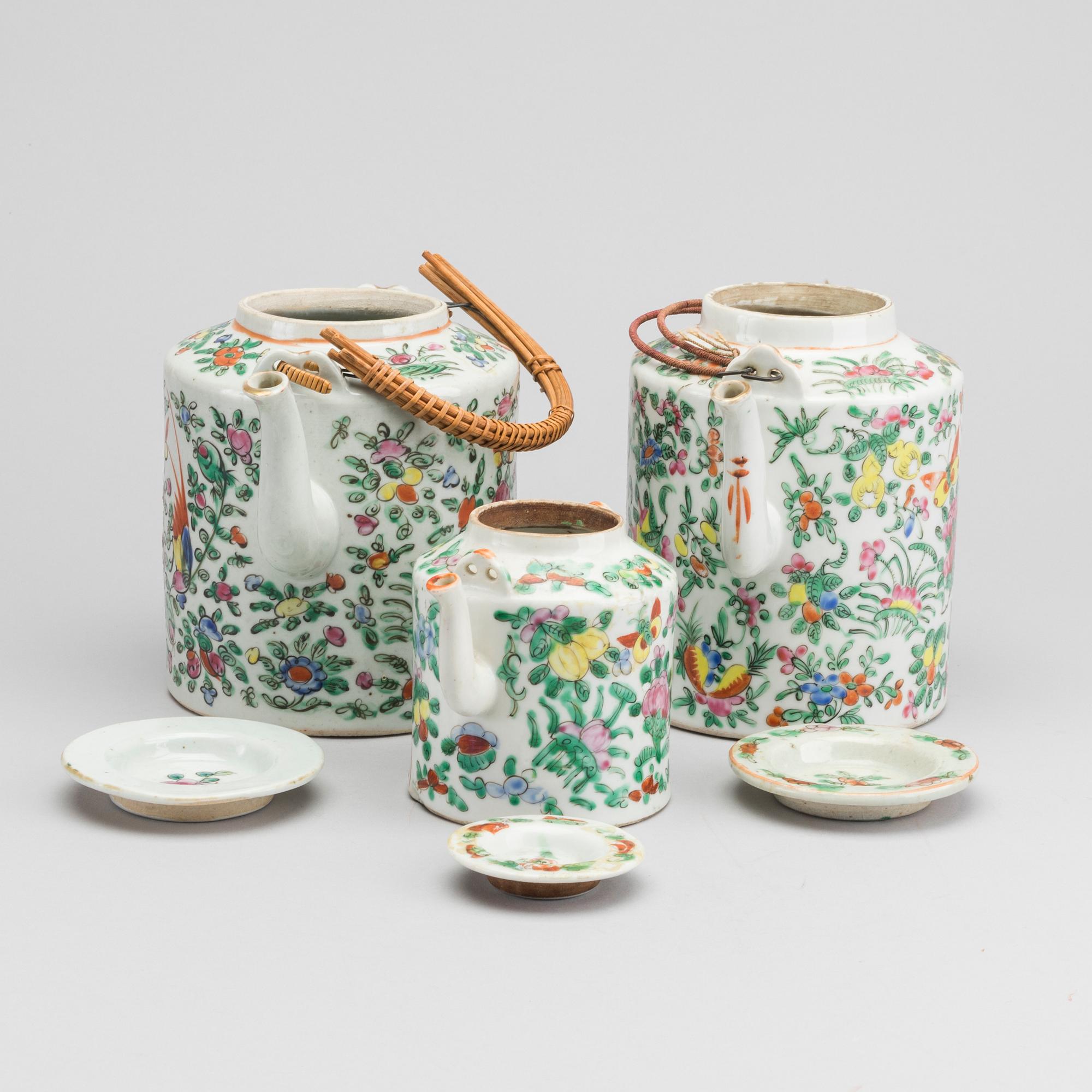 A set of three Chinese porcelain teapots around 1900.