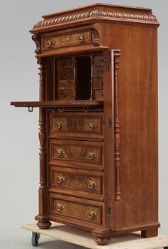 HERRBYRÅ, nyrenässans, 1800-talets slut.