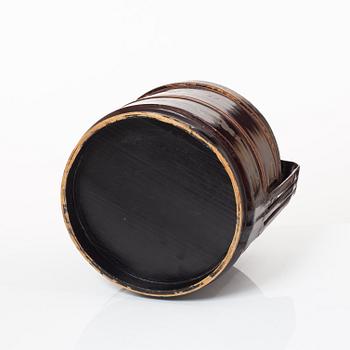 A Chinese lacquer food container, 20th century.