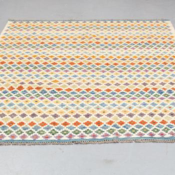 Matta, kelim, ca 241 x 183 cm.