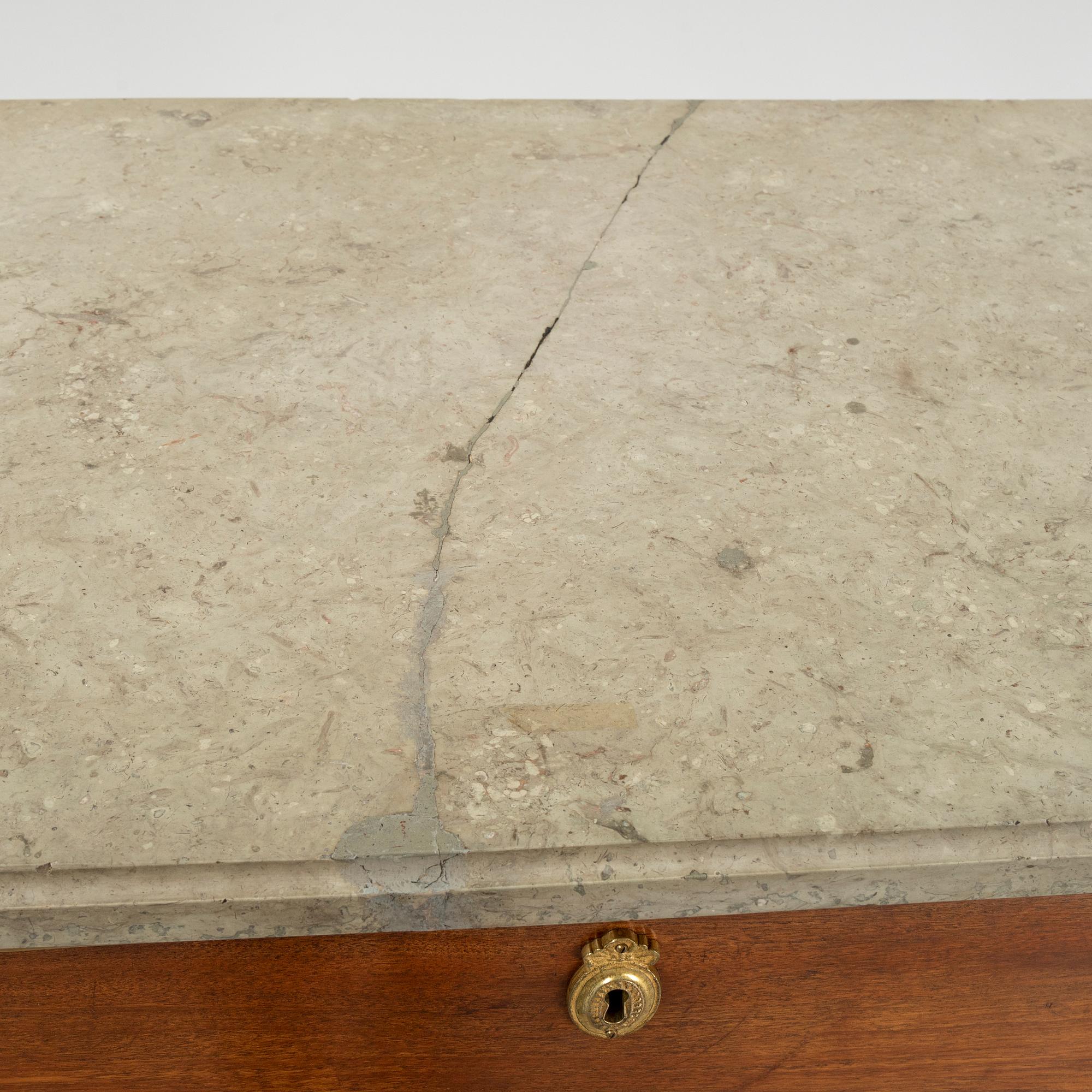 Chiffonjé, sengustavianskt stockholmsarbete, omkring år 1800.