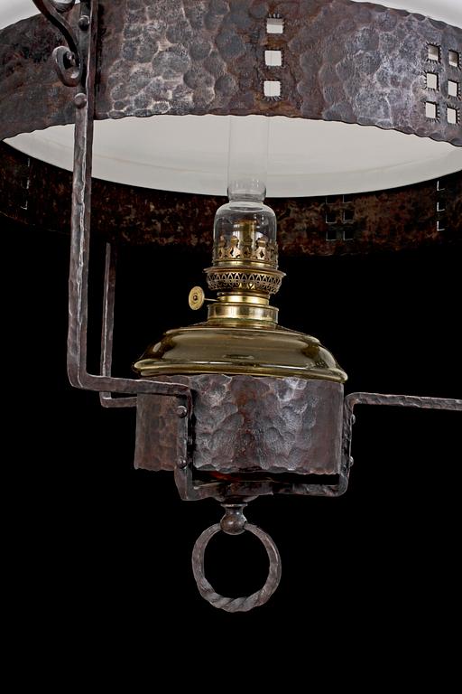 FOTOGENLAMPA, smidesjärn, nationalromantisk stil, omkring sekelskiftet år 1900.