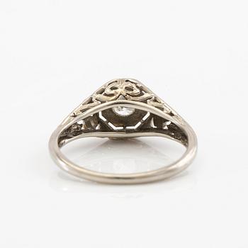 Ring 18K vitguld med en rund briljantslipad diamant.