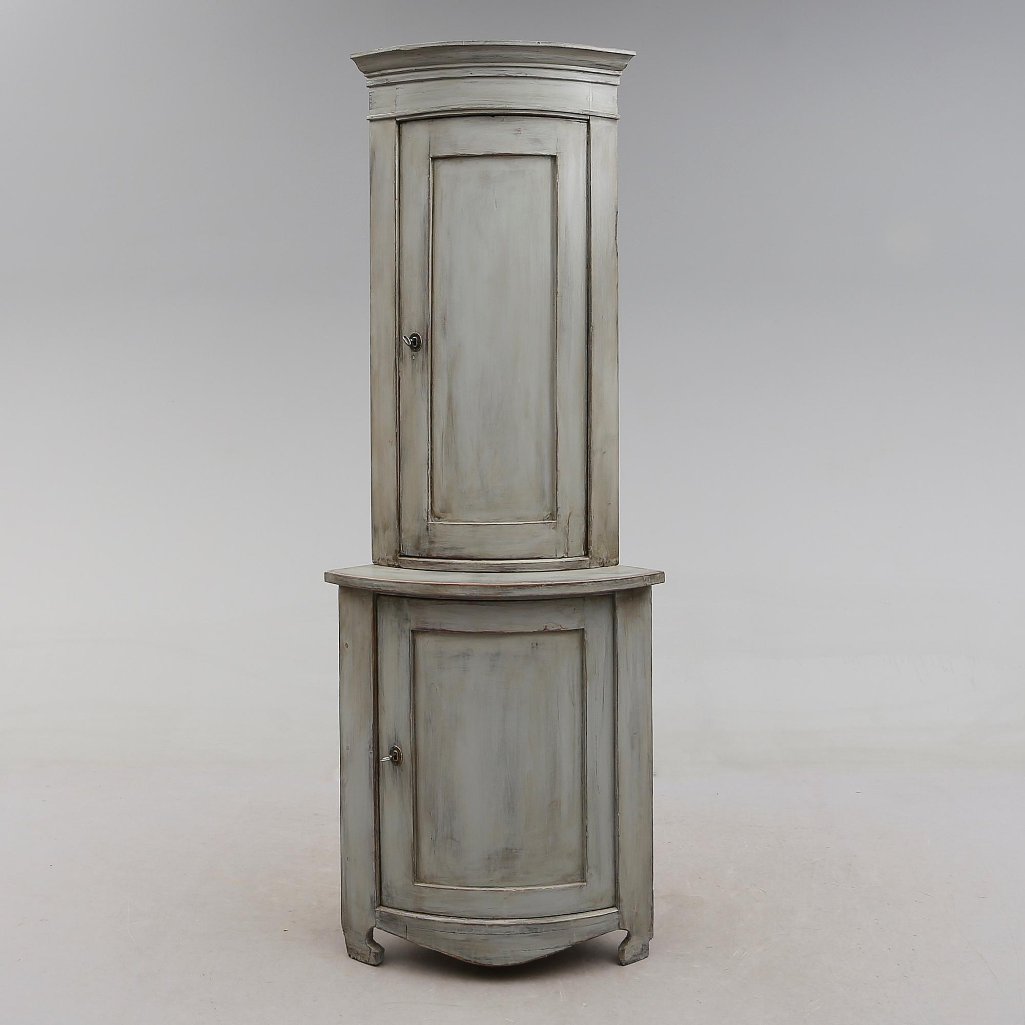 HÖRNSKÅP, 1800-talets mitt.