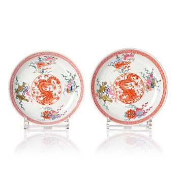 A pair of dragon dishes, late Qing dynasty/early 20th century.