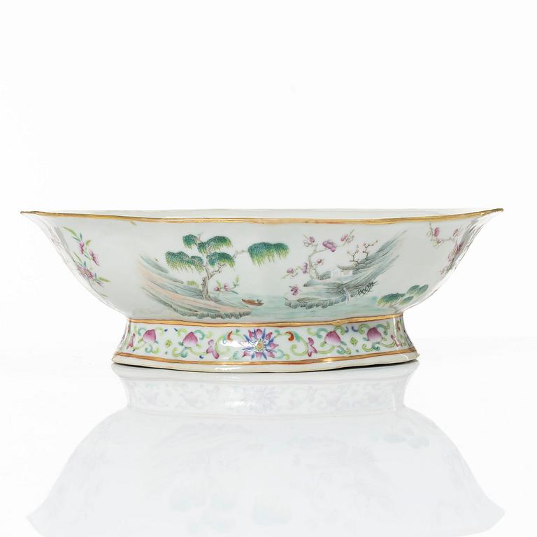 A Chinese famille rose porcelain dish, Qing dynasty, 19th century.
