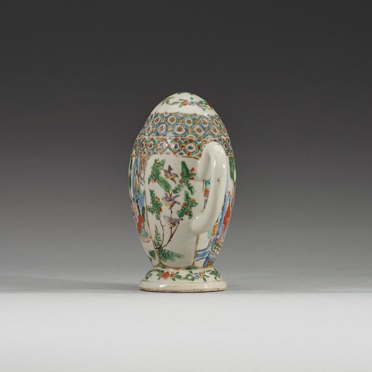 A Chinese cadogan tea pot, Qing dynasty, 19th Century.