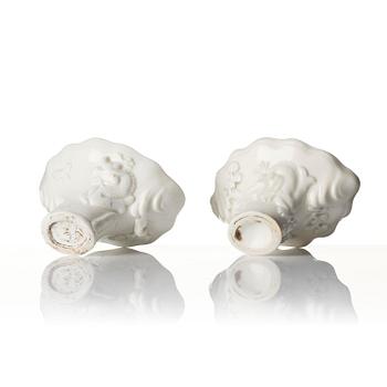 Vinofferbägare, två stycken, porslin. Qingdynastin, 1700-tal.