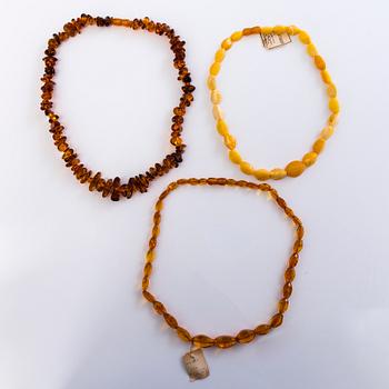 KAULAKORUJA, 3 kpl, ja RINTANEULOJA, 2 kpl, meripihkaa, Neuvostoliitto 1980-luku.