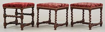 TABURETTER, 2+1, barock samt barockstil, 17 resp 1800-tal.