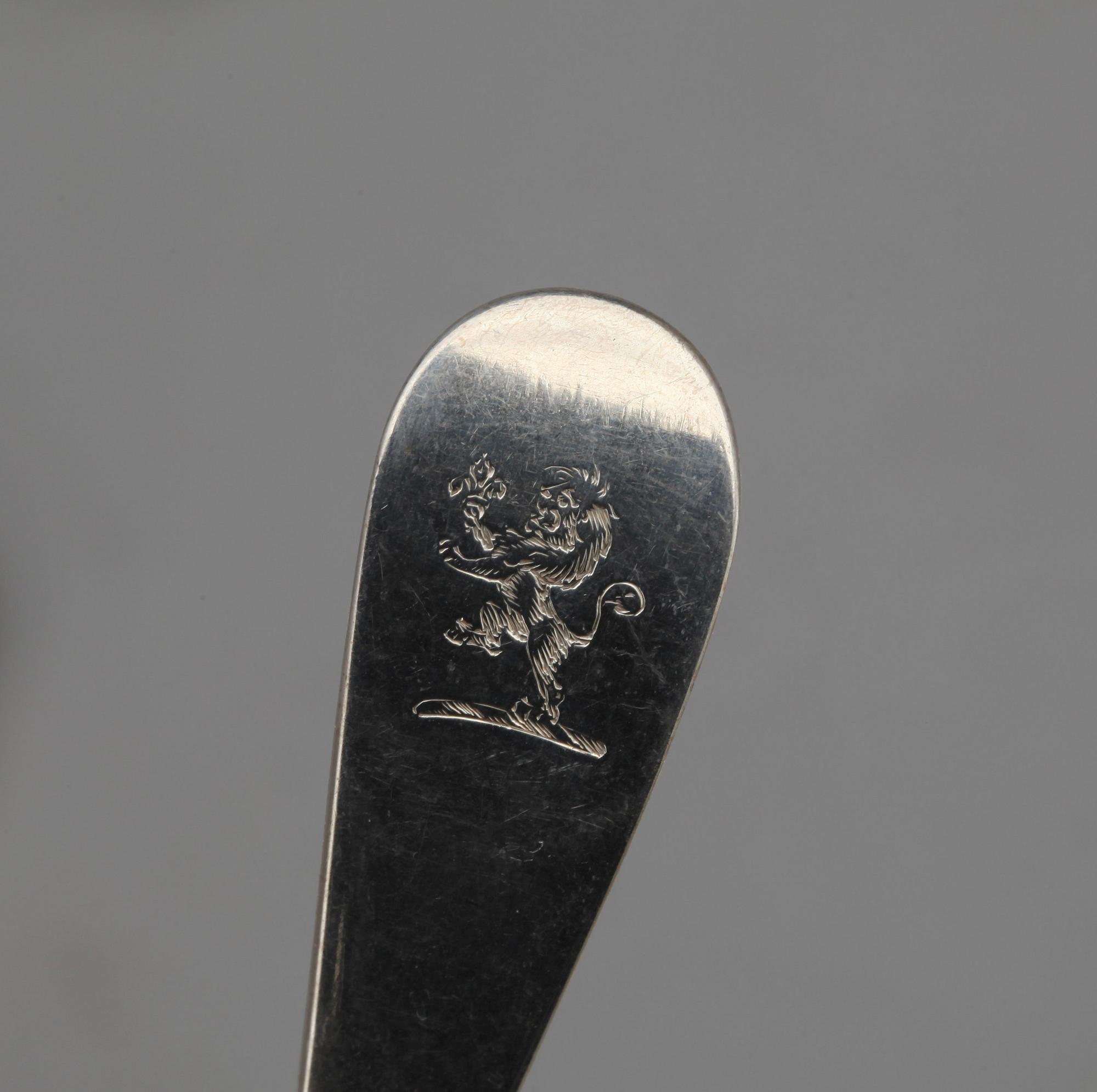 PARTI SKEDAR, ca 60 st, silver, blandade tillverkare och städer, mest England. 1700-1800-tal. Totalvikt ca 1200 gram.