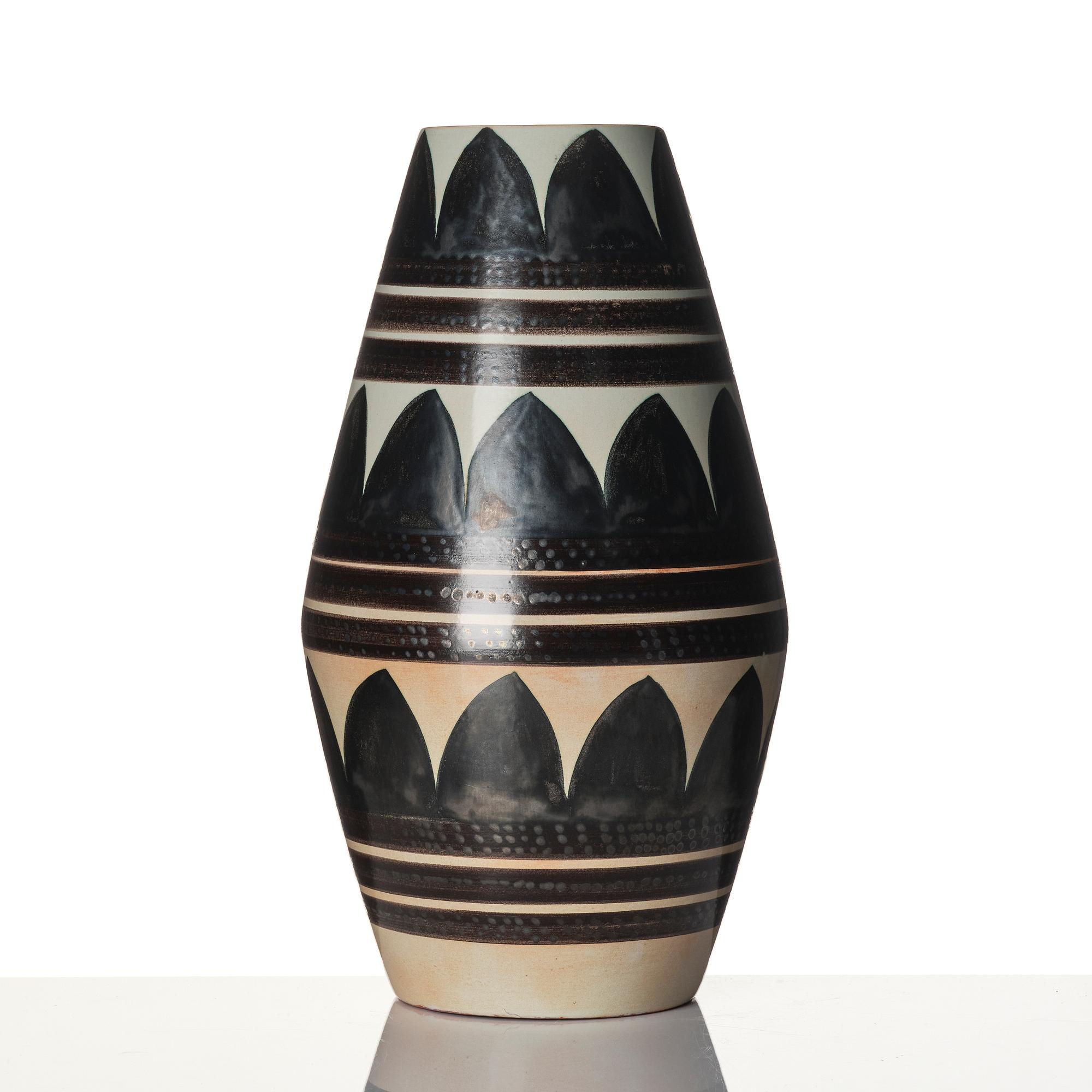 Carl-Harry Stålhane, golvvas, s k "Torro-fajans", dekor av Aune Laukkanen, Rörstrand.