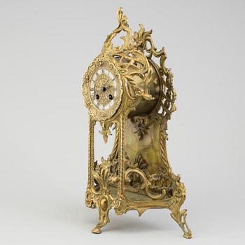 A LOUIS XV-STYLE MANTLE CLOCK, early 20th century.