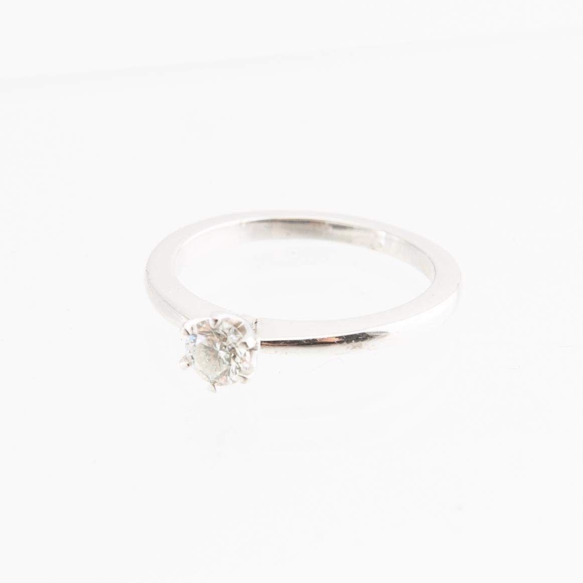 Ring, 18k white gold with brilliant-cut diamond.