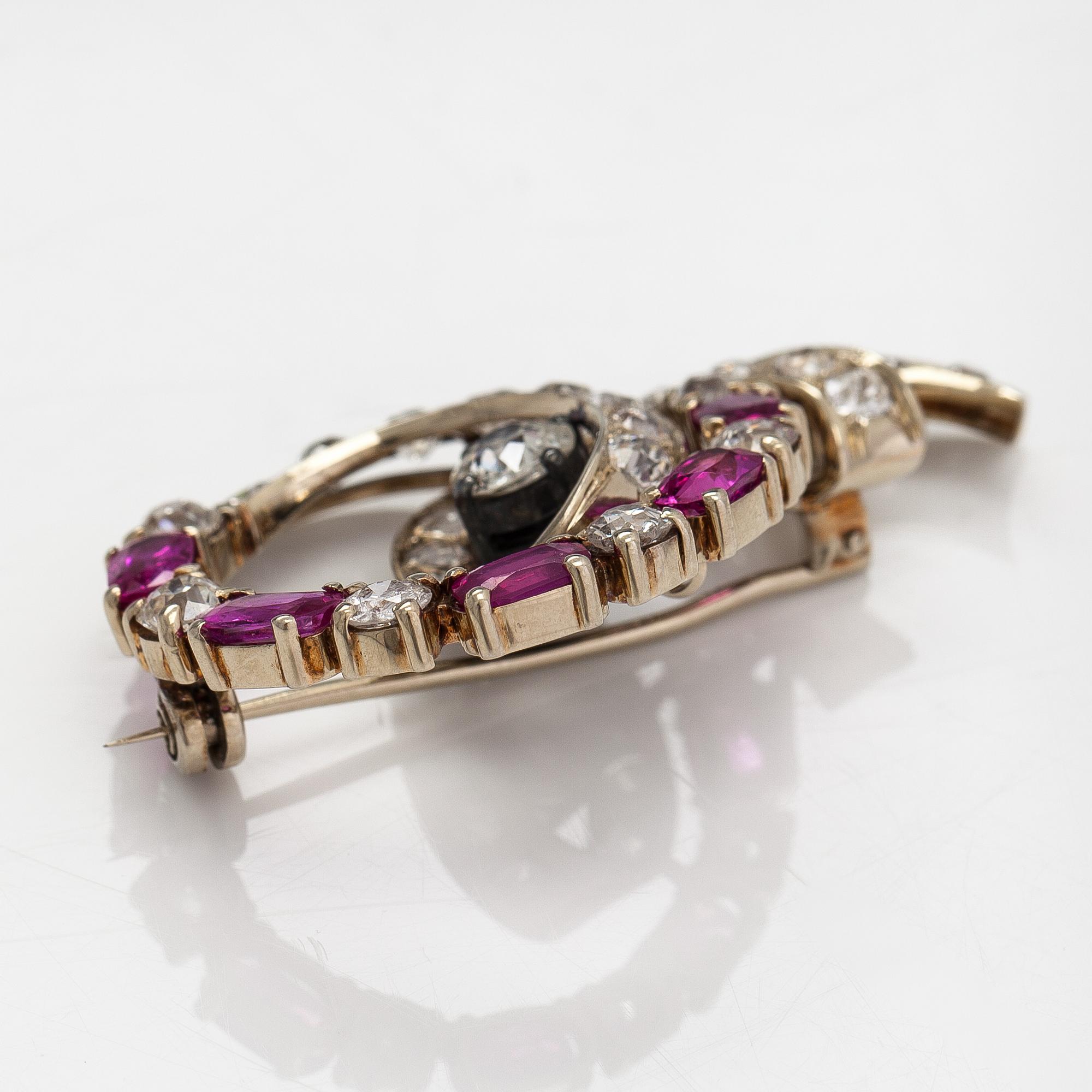 An 18K white gold and silver brooch with old-cut diamonds ca.3.90 ct in total and rubies.