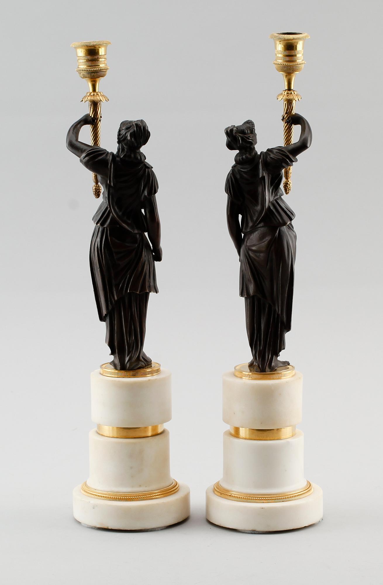 LJUSSTAKAR, 1 par, förgylld och patinerad brons samt vit marmor, Louis Seize, 1700-talets slut.