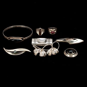 SMYCKEN, 8 st, silver, olika stenar samt olika stämplar. 1900-talets senare hälft.