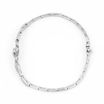 ARMBAND, 14K vitguld med runda och briljantslipade diamanter, tot ca 0,72 ct. Vikt ca 7,27 g.