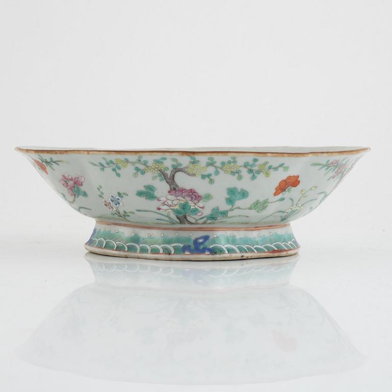 A Chinese porcelain bowl, late 19th Century.