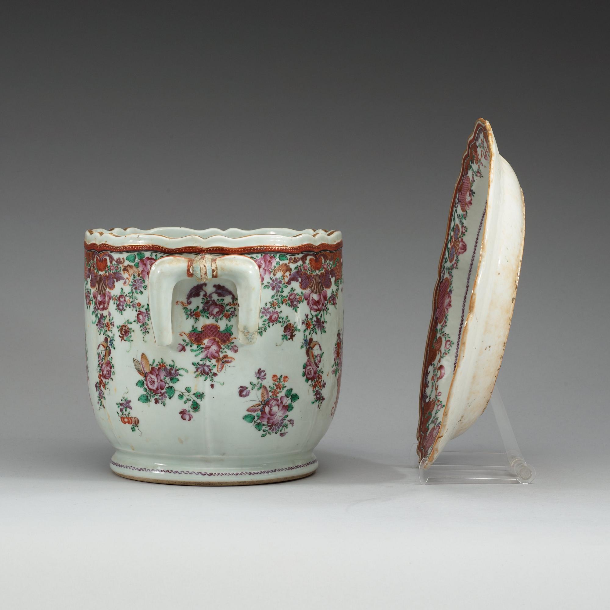 YTTERFODER/CHAMPAGNEKYLARE med FAT, kompaniporslin. Qing dynastin, Qianlong (1736-95).