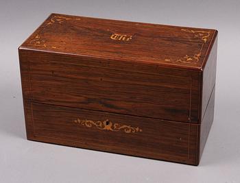 SCHATULL MED TEDOSOR, trä och porslin. 1800-tal.