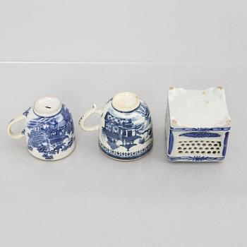 A set of 13 porcelain pieces, China, Qing dynasty, 18th century - early 20th century.