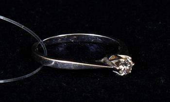 RING, 18K vitguld och briljant 0,19 ct enl gravyr.