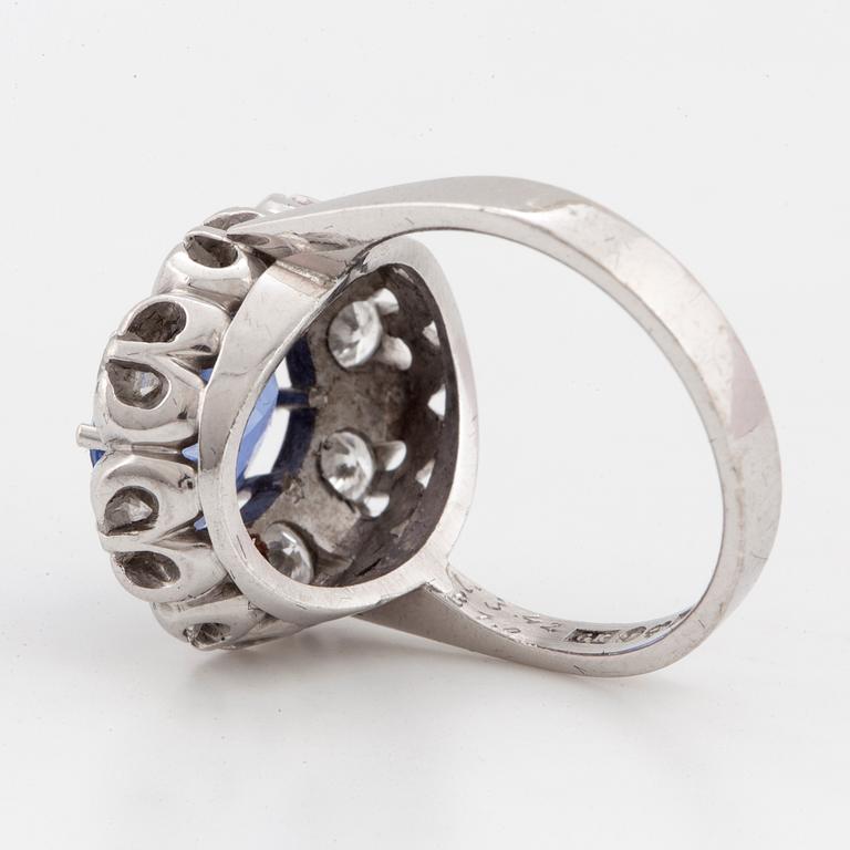 CARMOSÈRING, med safir och briljantslipade diamanter.