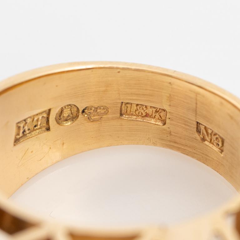 An 18K gold ring set with faceted quartz and old-cut diamons.