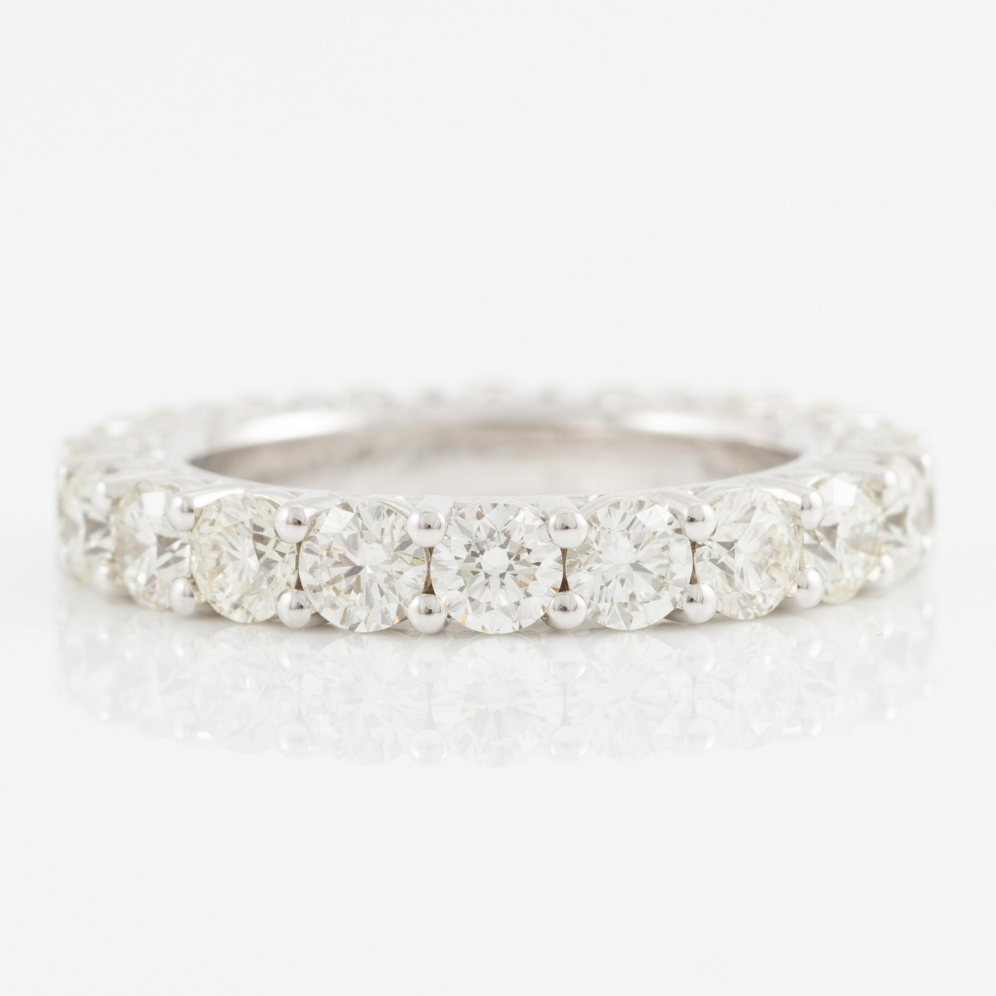 Ring helallians, 18K vitguld med briljantslipade diamanter.
