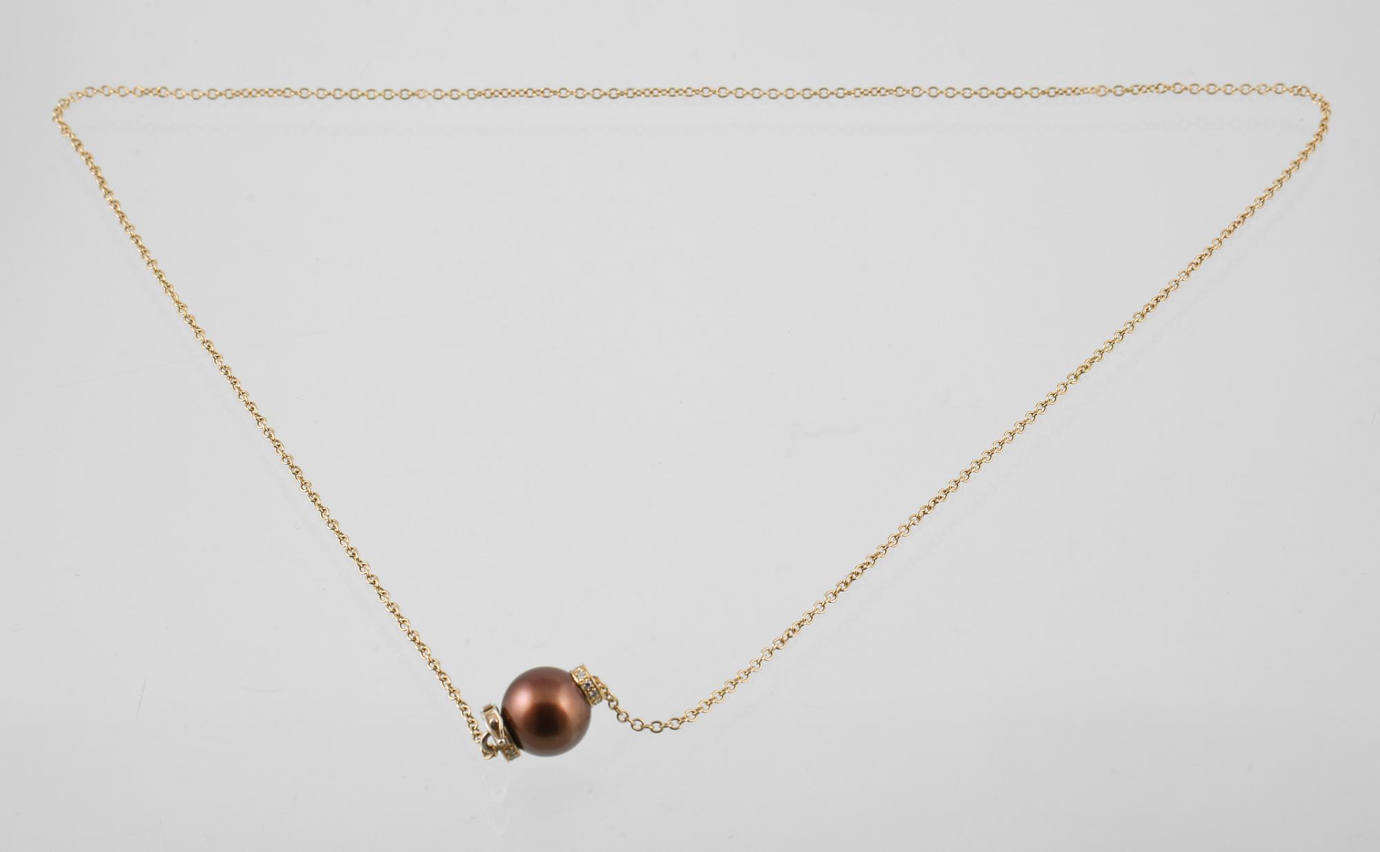 HÄNGE, 18K guld med odlad Tahiti-pärla  och briljantslipade diamanter 0.11 ct. Vikt 9,2 gram.