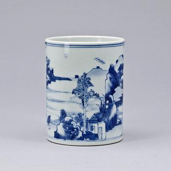 11. A blue and white brush pot, late Qing dynasty.