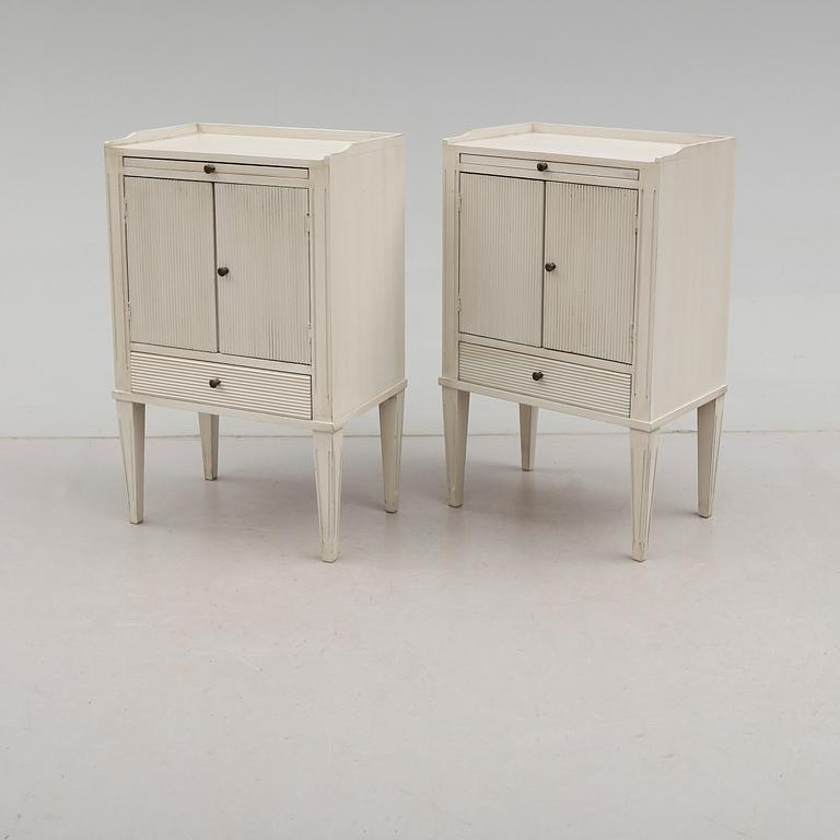 SÄNGBORD, 1 par, gustaviansk stil, 1900-talets andra hälft.