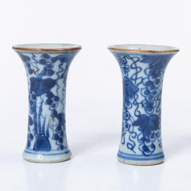 Miniatyrer, fem stycken, porslin. Qingdynastin, 1700-tal.