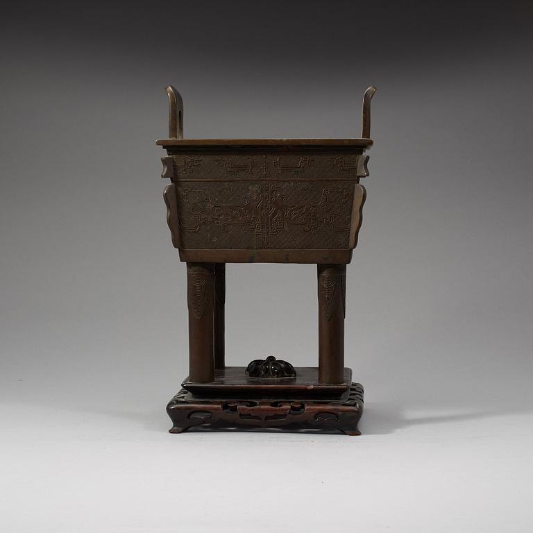 A large bornze censer, Qing dynasty with inscription.