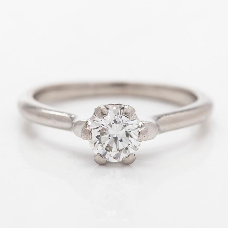 Ring, solitär, platina och en briljantslipad diamant.